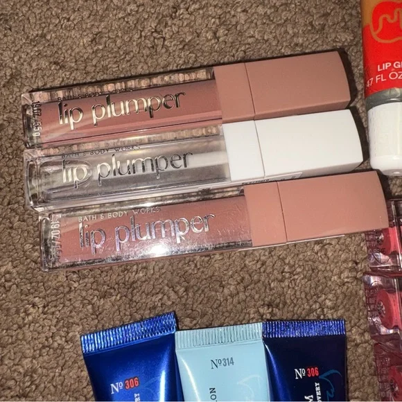 Bath & Body works Assorted Women’s Lip Oils & Glosses NEW - Picture 2 of 9